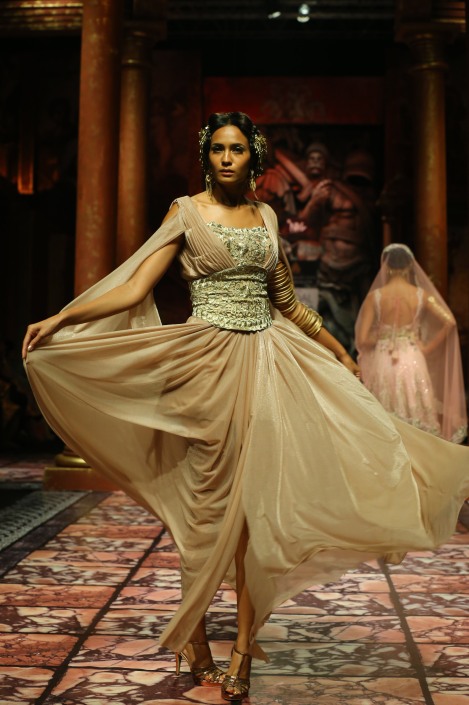 india-bridal-fashion-week-delhi-2013-model-seen-in-suneet-varmas-collection